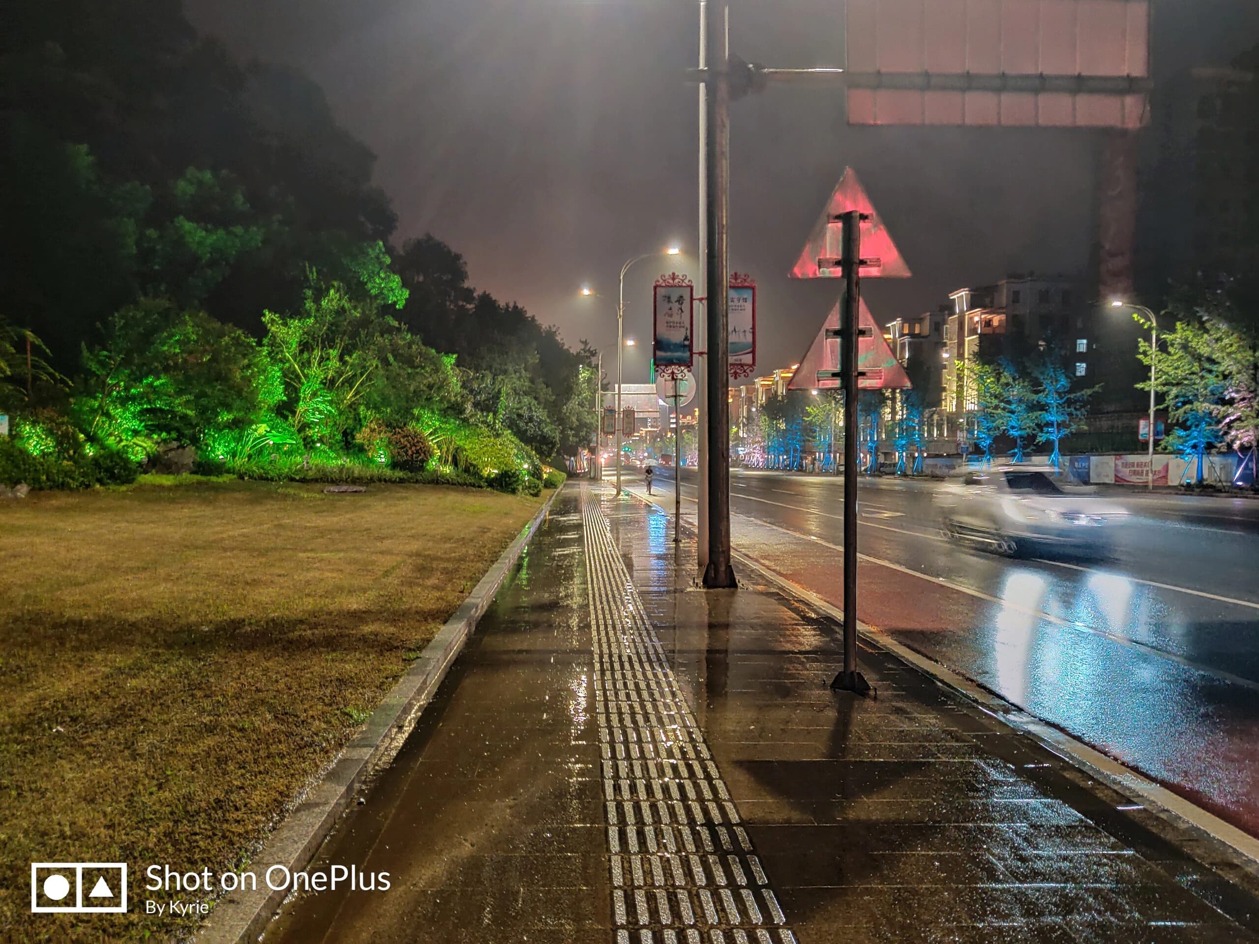 县城的雨夜